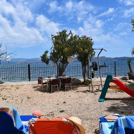 Beachfront Samantha's Paradise Holiday home