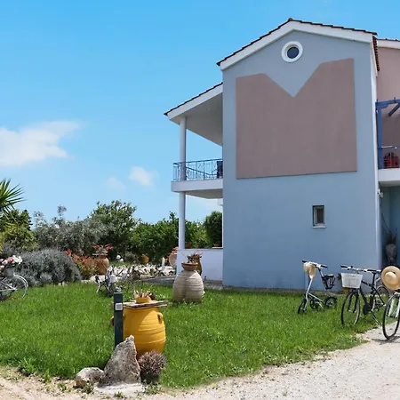 Beachfront Samantha's Paradise Semesterbostad