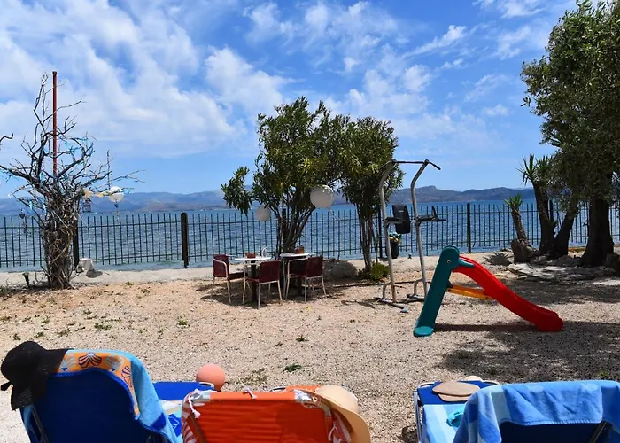 Beachfront Samantha's Paradise Semesterbostad