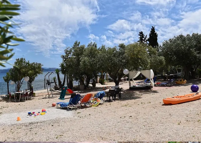 Beachfront Samantha's Paradise Semesterbostad Kivérion